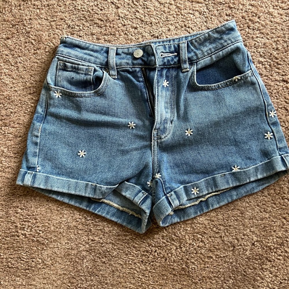 PacSun Mom Shorts w/ embroidery Detailing Size 23